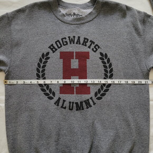 Harry Potter Hogwarts Alumni Gray Crewneck Sweatshirt Size Medium - Picture 4 of 9